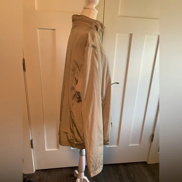 Tumi Men’s Rain Jacket Size XL Beige Color